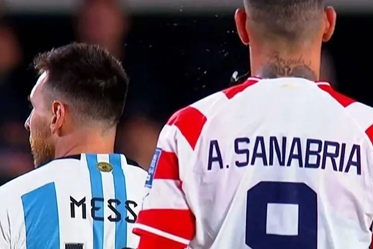 Nhìn từ phía sau, dường như Sanabria đã nhổ vào Messi Nhìn từ phía sau, dường như Sanabria đã nhổ vào Messi