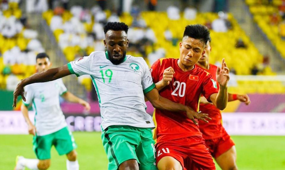 Al-Muwallad (trái) trong trận gặp Việt Nam tại vòng loại World Cup Al-Muwallad (trái) trong trận gặp Việt Nam tại vòng loại World Cup