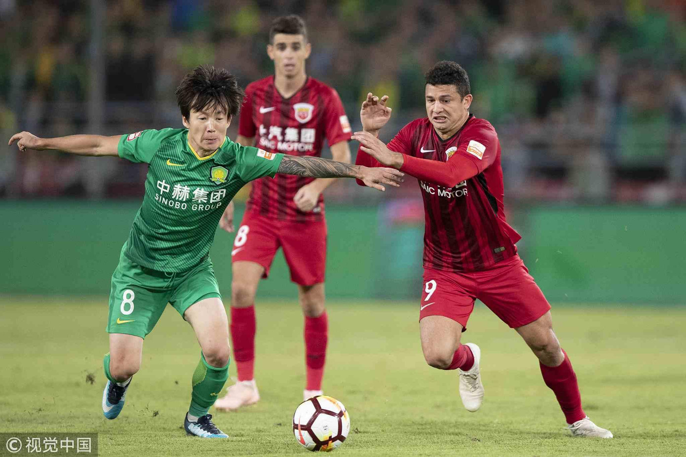 Beijing Goan (trái) và Goangzhou giờ chỉ còn cử đội trẻ dự AFC Champions League