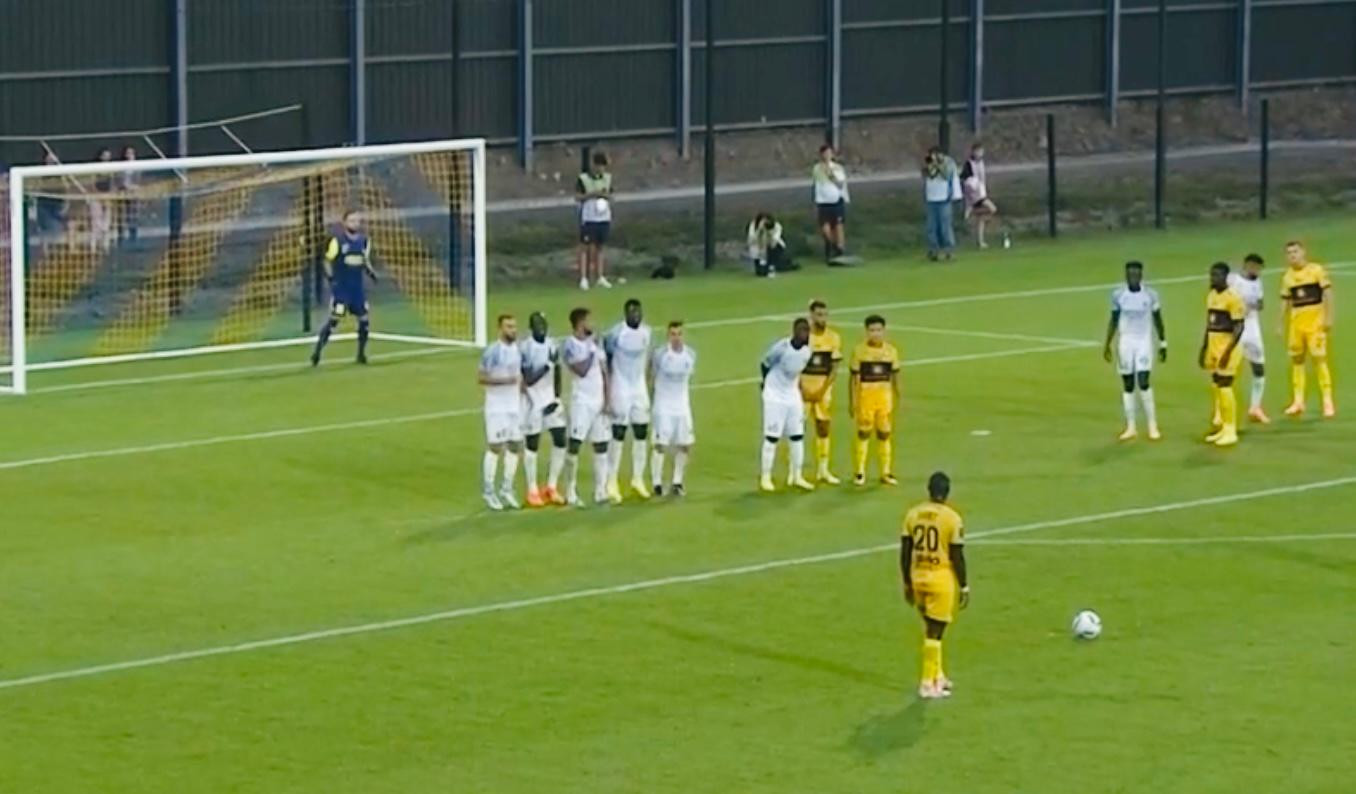 Saivet thay Quang Hải thực hiện cú đá phạt hàng rào và anh không thành công