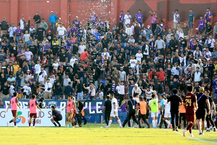 Các CĐV quá khích khiến trận đấu bị tạm dừng tới 76 phút Các CĐV quá khích khiến trận đấu bị tạm dừng tới 76 phút