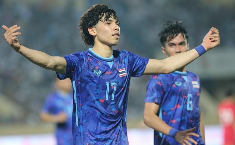 Davis ăn mừng bàn thắng ngạo nghễ vào lưới Singapore. Ảnh Trọng Tài