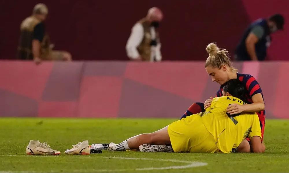 Khoảnh khắc Mewis và Kerr tình tứ ở Olympic Khoảnh khắc Mewis và Kerr tình tứ ở Olympic