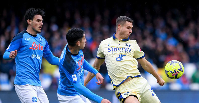 Hàng công Napoli quá cùn mòn trước Verona