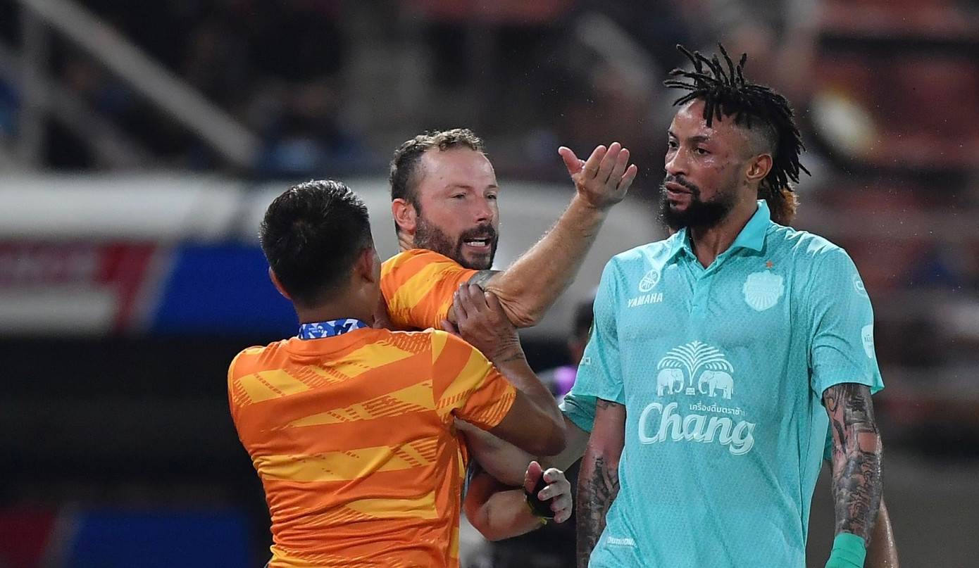 Bolingi không thể kiềm chế khi bị khiêu khích Bolingi không thể kiềm chế khi bị khiêu khích