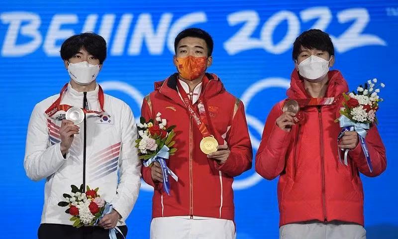 VĐV Cha Min-kyu (ngoài cùng bên trái) nhận giải cùng Gao Tingyu VĐV Cha Min-kyu (ngoài cùng bên trái) nhận giải cùng Gao Tingyu