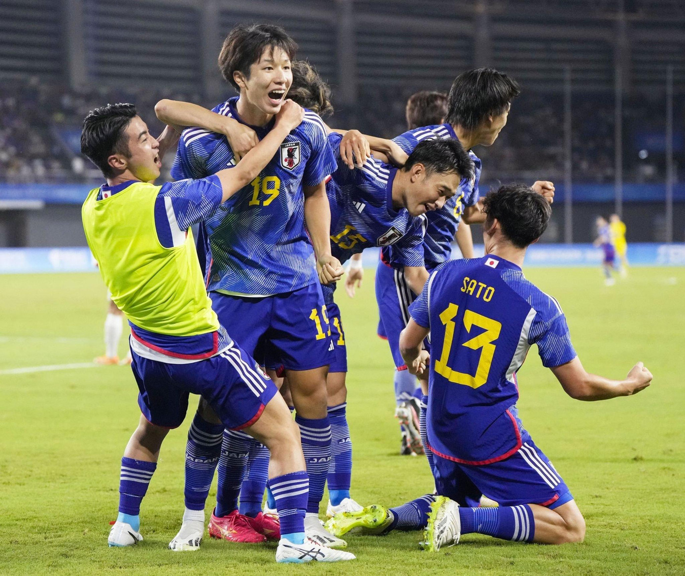 Đại thắng Olympic Hồng Kông Trung Quốc 4-0, Olympic Nhật Bản ghi tên vào chung kết Asiad 19 ảnh 12
