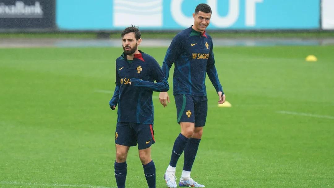 Bernardo Silva và Ronaldo đang tập luyện cùng ĐT Bồ Đào Nha Bernardo Silva và Ronaldo đang tập luyện cùng ĐT Bồ Đào Nha