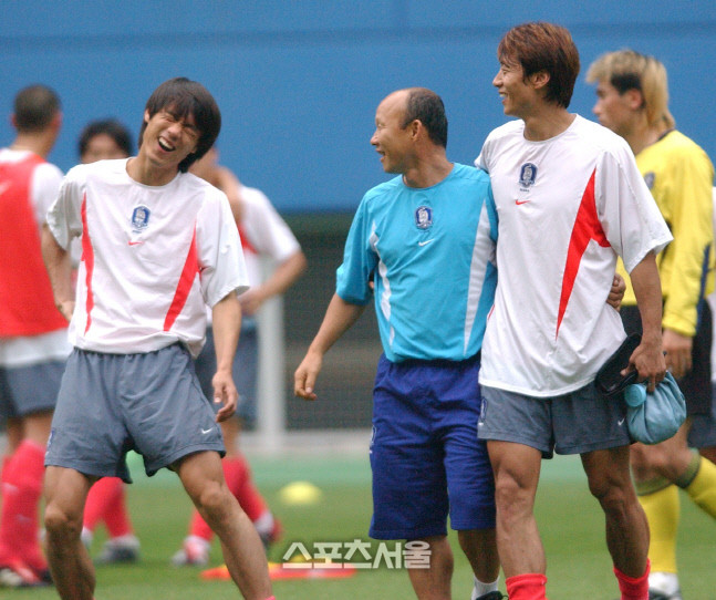 Hong Myung-bo (bìa trái) và HLV Park Hang-seo khi làm việc ở ĐT Hàn Quốc