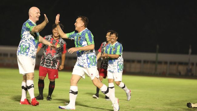 Chủ tịch PSSI và chủ tịch FIFA đang gặp rắc rối với dư luận Indonesia vì những hình ảnh này