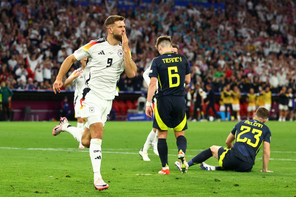 Fullkrug ăn mừng sau khi ghi bàn giúp đội nhà thắng trận