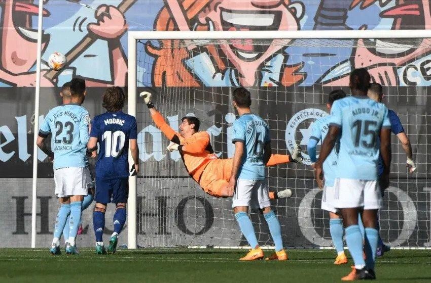 Tình huống Courtois bay người khó tin đẩy cú đá phạt của Aspas Tình huống Courtois bay người khó tin đẩy cú đá phạt của Aspas