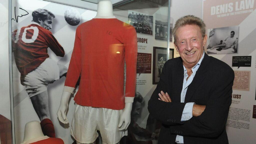 Dennis Law ở tuổi 81 và chiếc áo thời ông còn khoác áo M.U