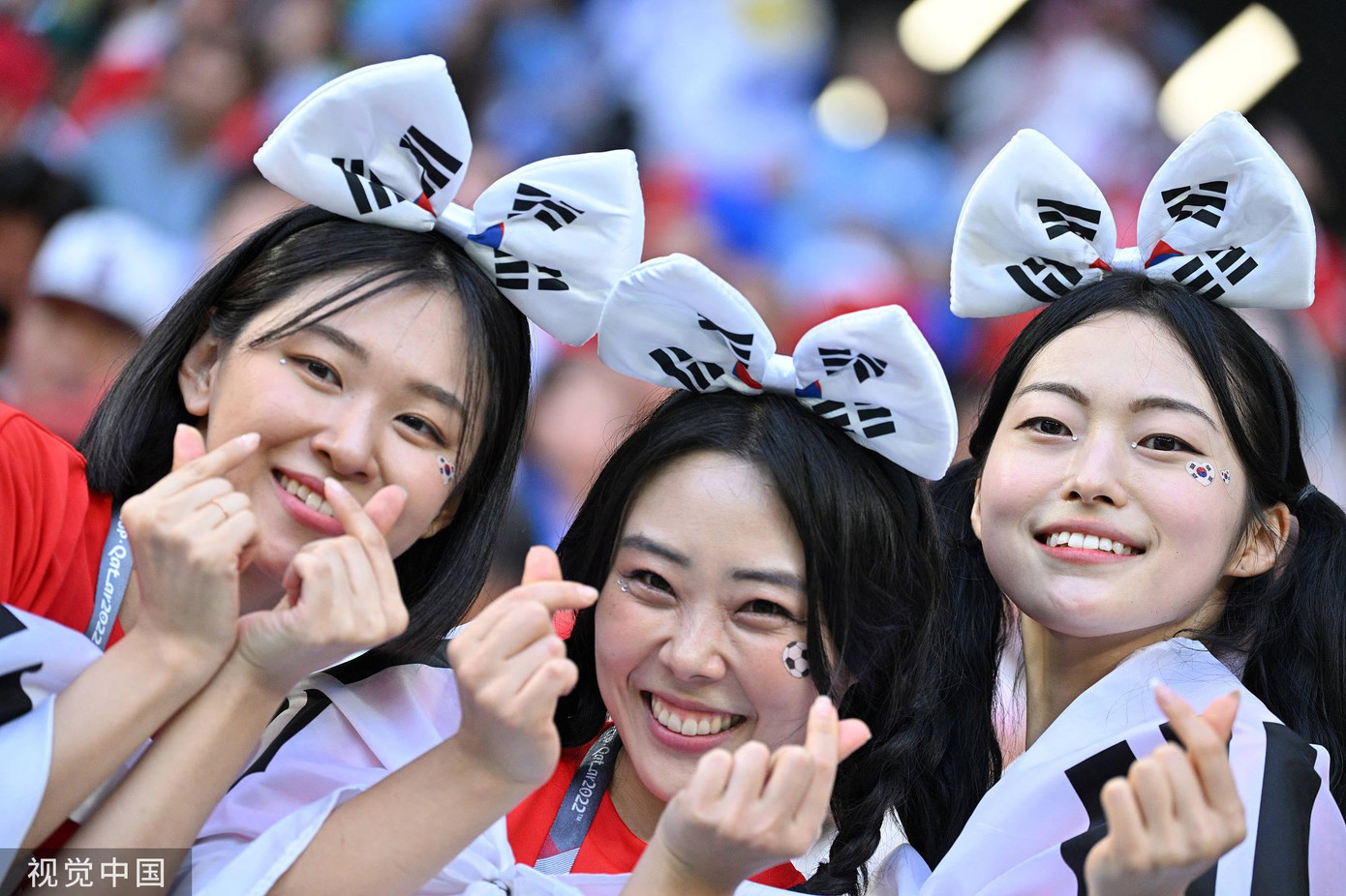 Nhưng rõ ràng, họ không thể nổi bật bằng lực lượng CĐV nữ hùng hậu đến từ Hàn Quốc