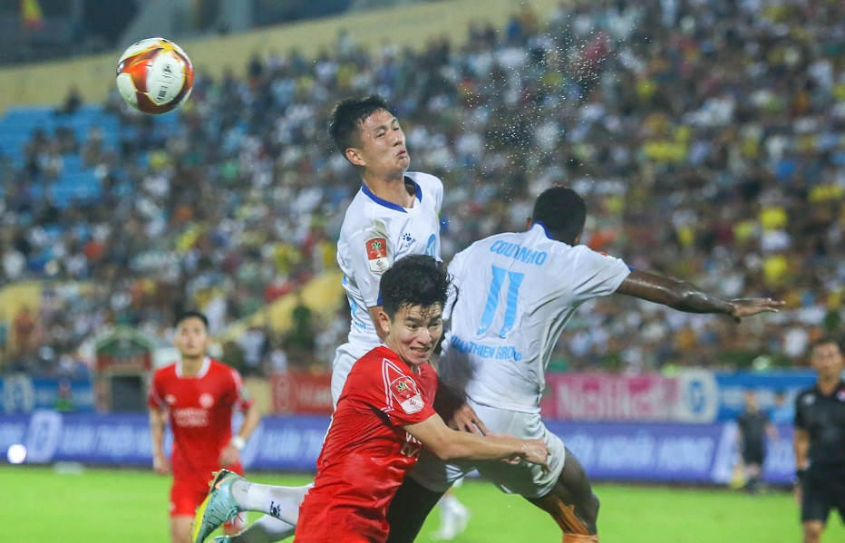 Cách đá phòng ngự của Nam Định rất khó chịu