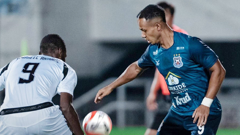 Terengganu thi đấu kém thuyết phục hơn Svey Rieng (phải) rất nhiều