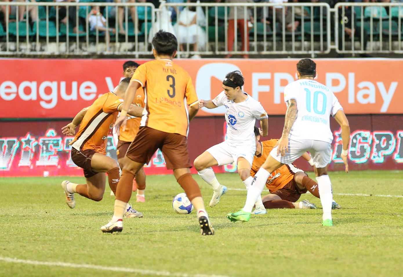 Xuân Son im tiếng, Nam Định chia điểm với HAGL ảnh 10 Xuân Son im tiếng, Nam Định chia điểm với HAGL ảnh 10