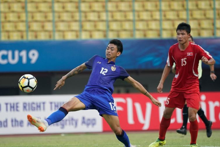 Sampan Kesi (trái) trong màu áo U23 Thái Lan