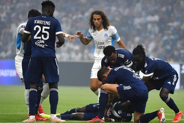 Kalu bất ngờ gục xuống sân Kalu bất ngờ gục xuống sân