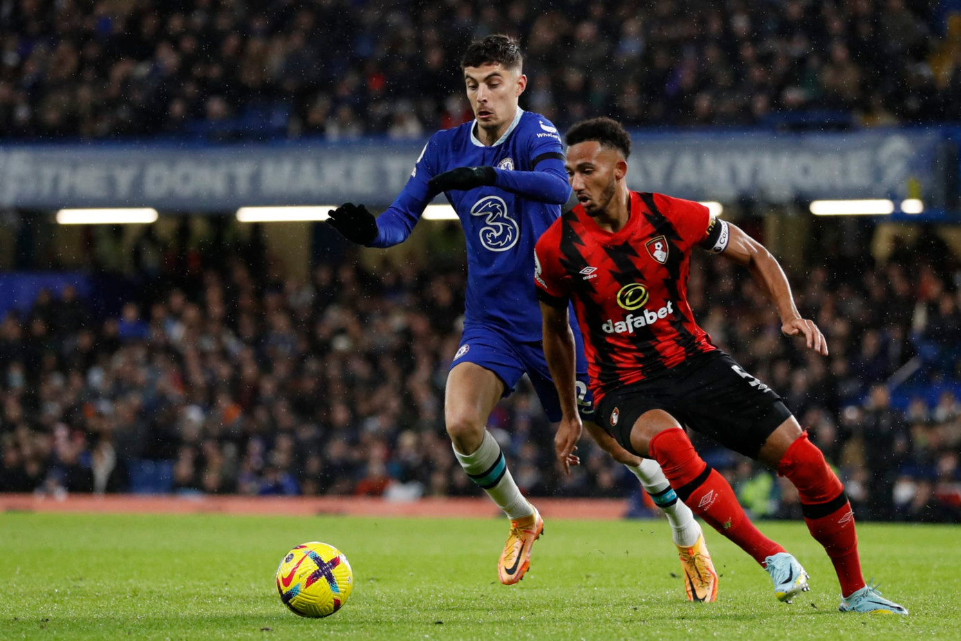 Chelsea đang đứng ngang hàng Bournemouth