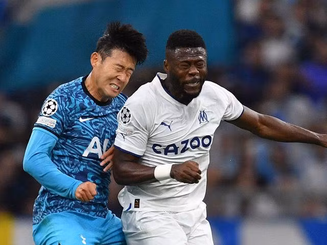 Pha va chạm giữa Mbemba và Son