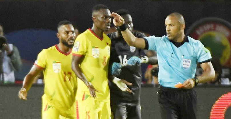 Trọng tài Helder Martins đã nổi còi kết thúc trận đấu sớm tới 5 phút Trọng tài Helder Martins đã nổi còi kết thúc trận đấu sớm tới 5 phút