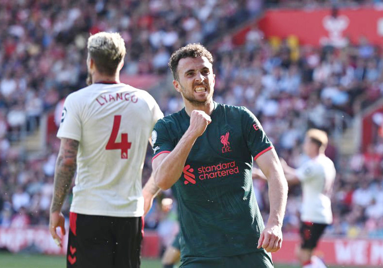 Jota ghi 2 bàn để giúp Liverpool có trận hòa 4-4