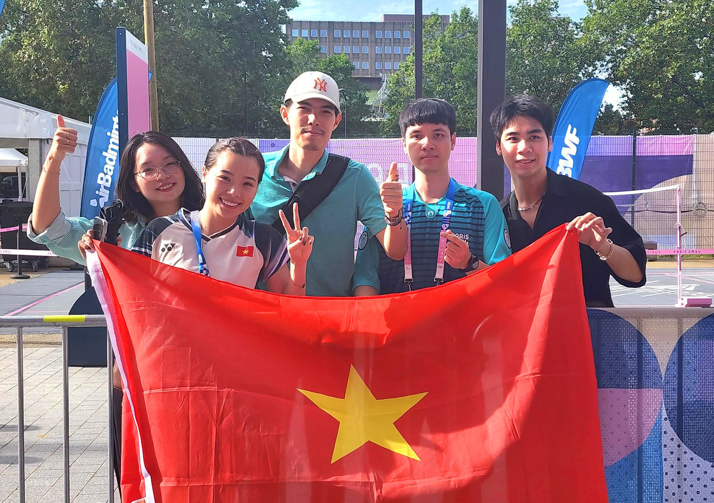 Các CĐV Việt Nam theo chân cổ vũ Thùy Linh (ảnh: BVH)