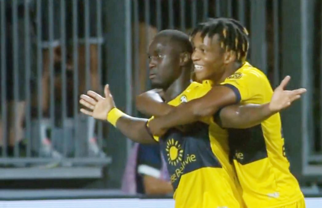 Saivet (trái) gần như đang gánh cả hàng công Pau Saivet (trái) gần như đang gánh cả hàng công Pau