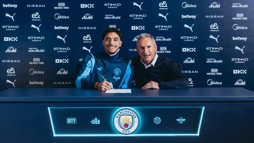 Marmoush trong lễ ký hợp đồng với Man City