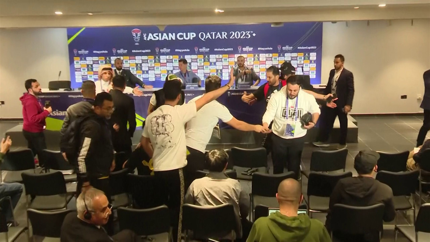 Hình ảnh đáng quên ở Asian Cup 2023, khi các nhà báo xông lên đòi hành hung HLV Casas