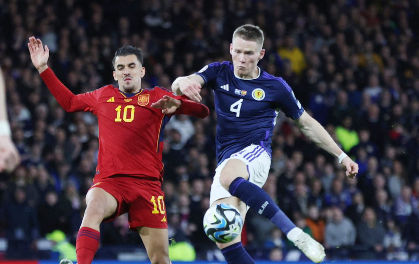 McTominay trong pha ra chân ghi bàn cho Scotland