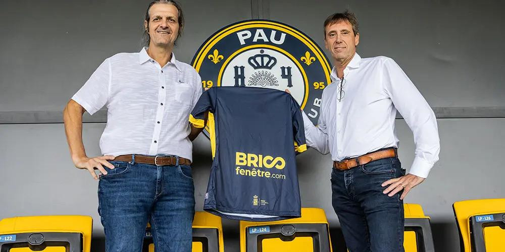 Giám đốc của Brico Fenêtre trong buổi lễ gia hạn hợp đồng tài trợ áo đấu với Pau