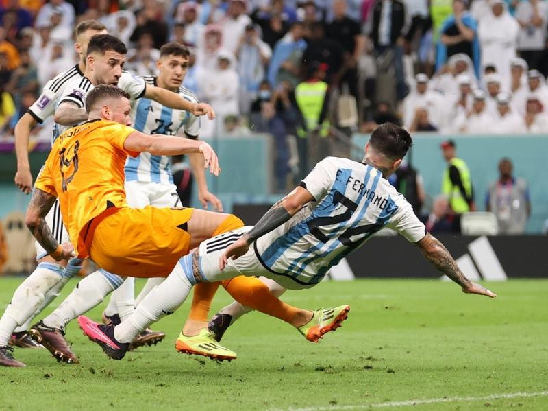 Pha ra chân ghi bàn của Wout Weghorst Pha ra chân ghi bàn của Wout Weghorst