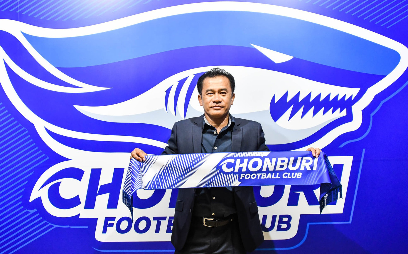 Ông Sasom Pobprasert đang dẫn dắt Chonburi FC Ông Sasom Pobprasert đang dẫn dắt Chonburi FC
