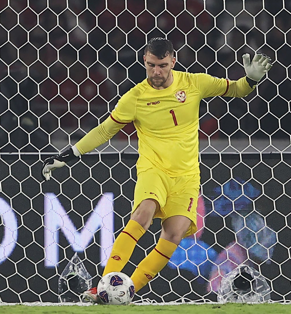 Thủ môn Paes phá bóng lỗi tạo cơ hội để đối thủ ghi bàn thứ 3