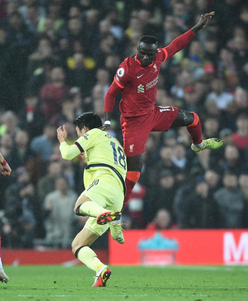 Pha tranh chấp khởi nguồn cho va chạm giữa hai HLV