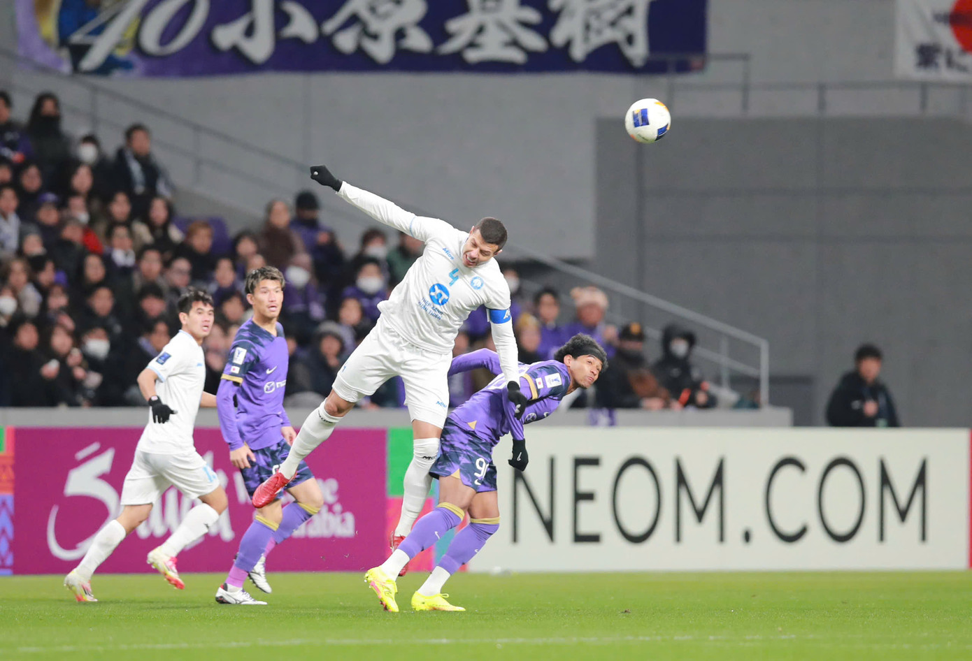 Hàng thủ Nam Định bất lực trước các cầu thủ nhanh và khéo của Hiroshima