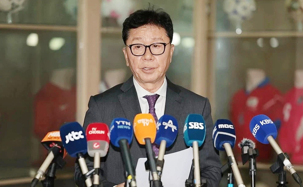 Chủ tịch Chung Hae-sung vừa họp báo để tuyên bố từ chức