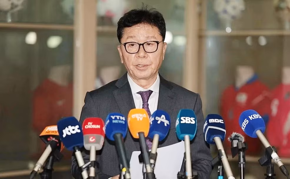 Chủ tịch Chung Hae-sung vừa họp báo để tuyên bố từ chức