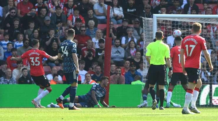 Cú sút quyết đoán ghi bàn của Bednarek