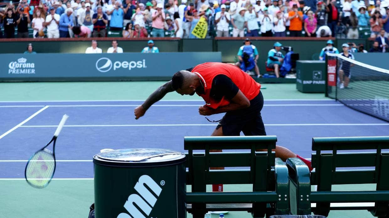 Kyrgios lại đập vợt để tỏ thái độ không hài lòng