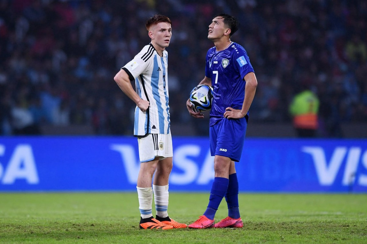 Uzbekistan (phải) chỉ thua sát nút Argentina