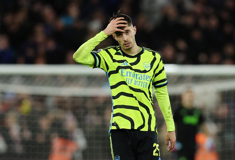 Arsenal thua 0-1 và mất ngôi đầu