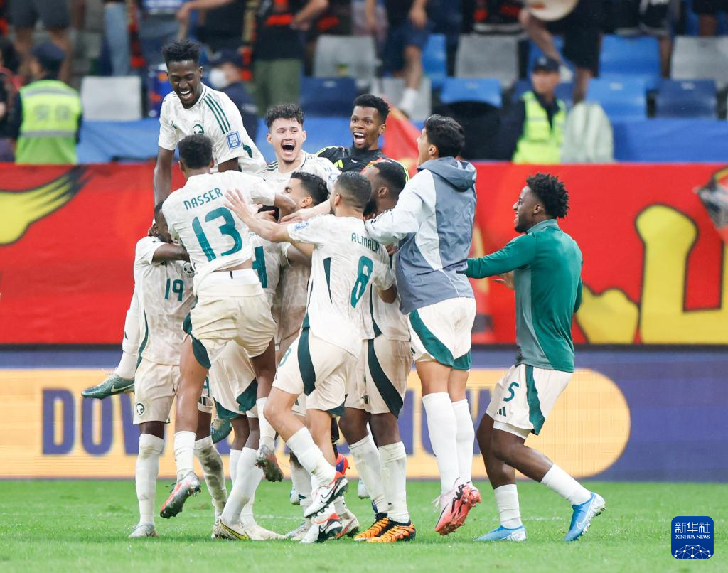 Saudi Arabia thể hiện đẳng cấp, lấy 3 điểm và đẩy Trung Quốc xuống đáy bảng