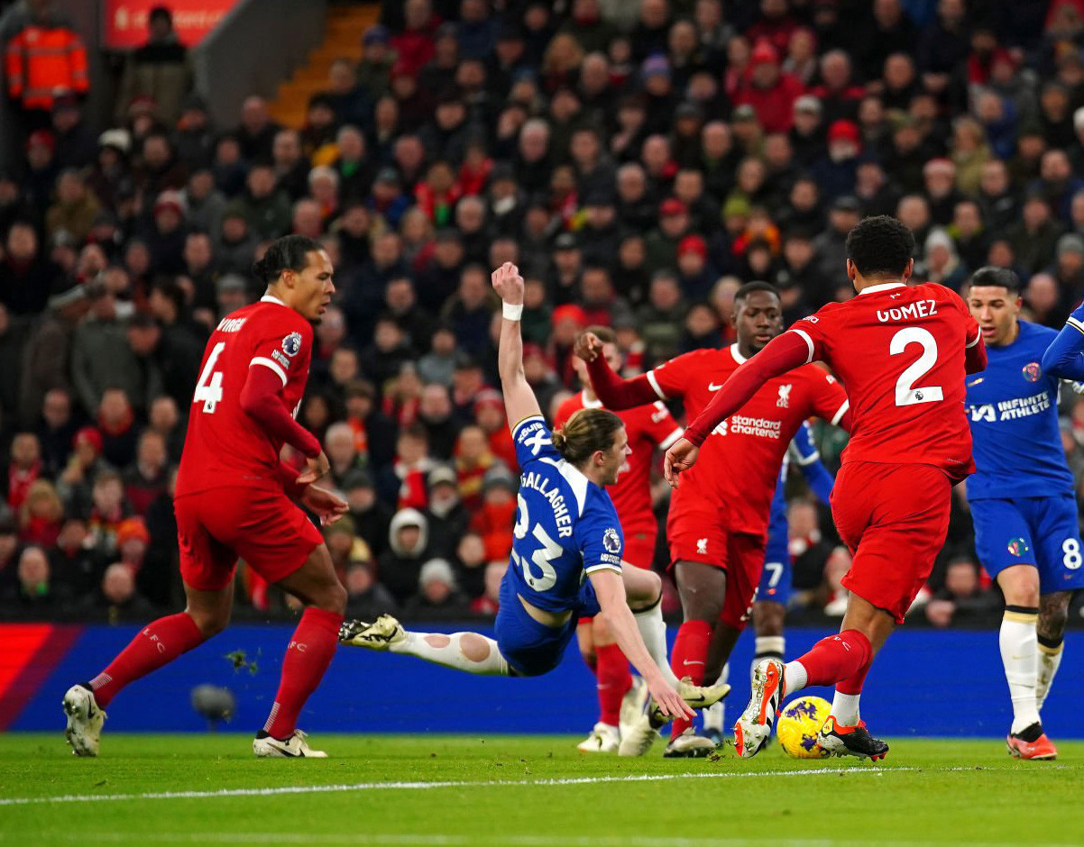 Gallagher trong pha bóng ngã trong vòng cấm nhưng trọng tài cắt còi