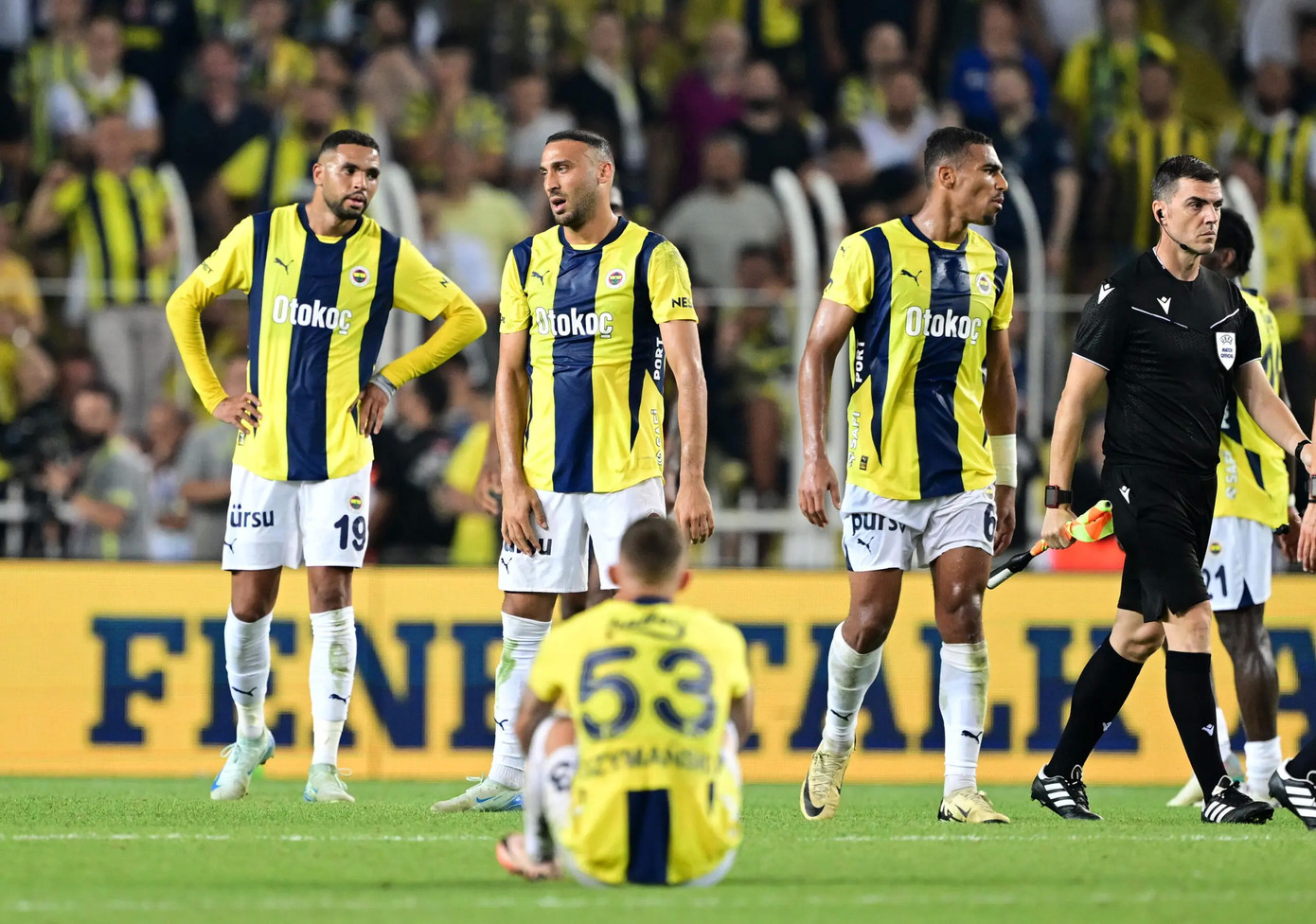Fenerbahce thua 2-3 chung cuộc và bị loại