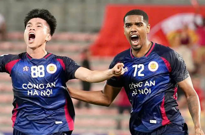 Văn Đô ấn định tỷ số 3-2 cho CAHN Văn Đô ấn định tỷ số 3-2 cho CAHN