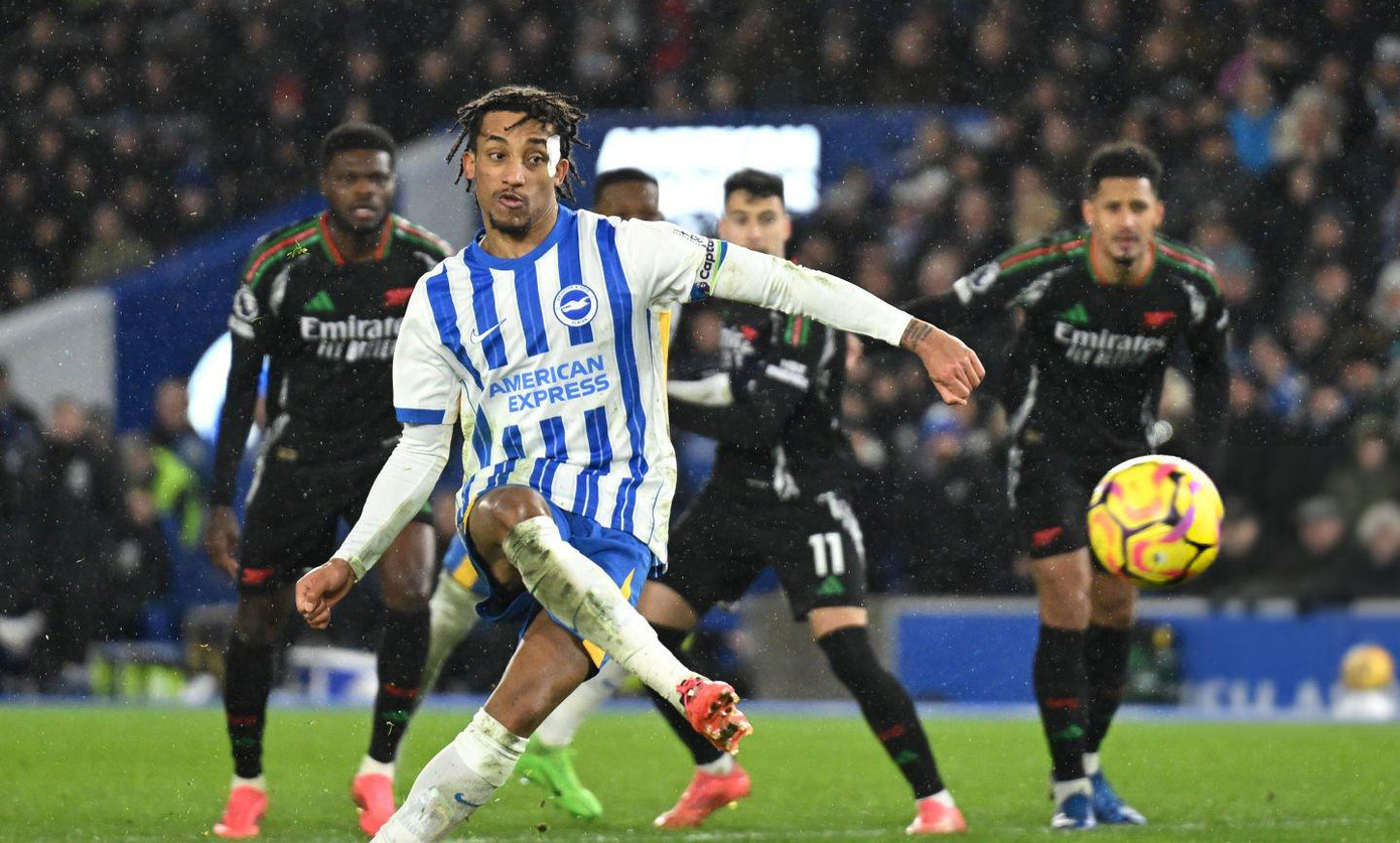 Pedro ghi bàn từ chấm 11 mét ấn định kết quả hòa 1-1