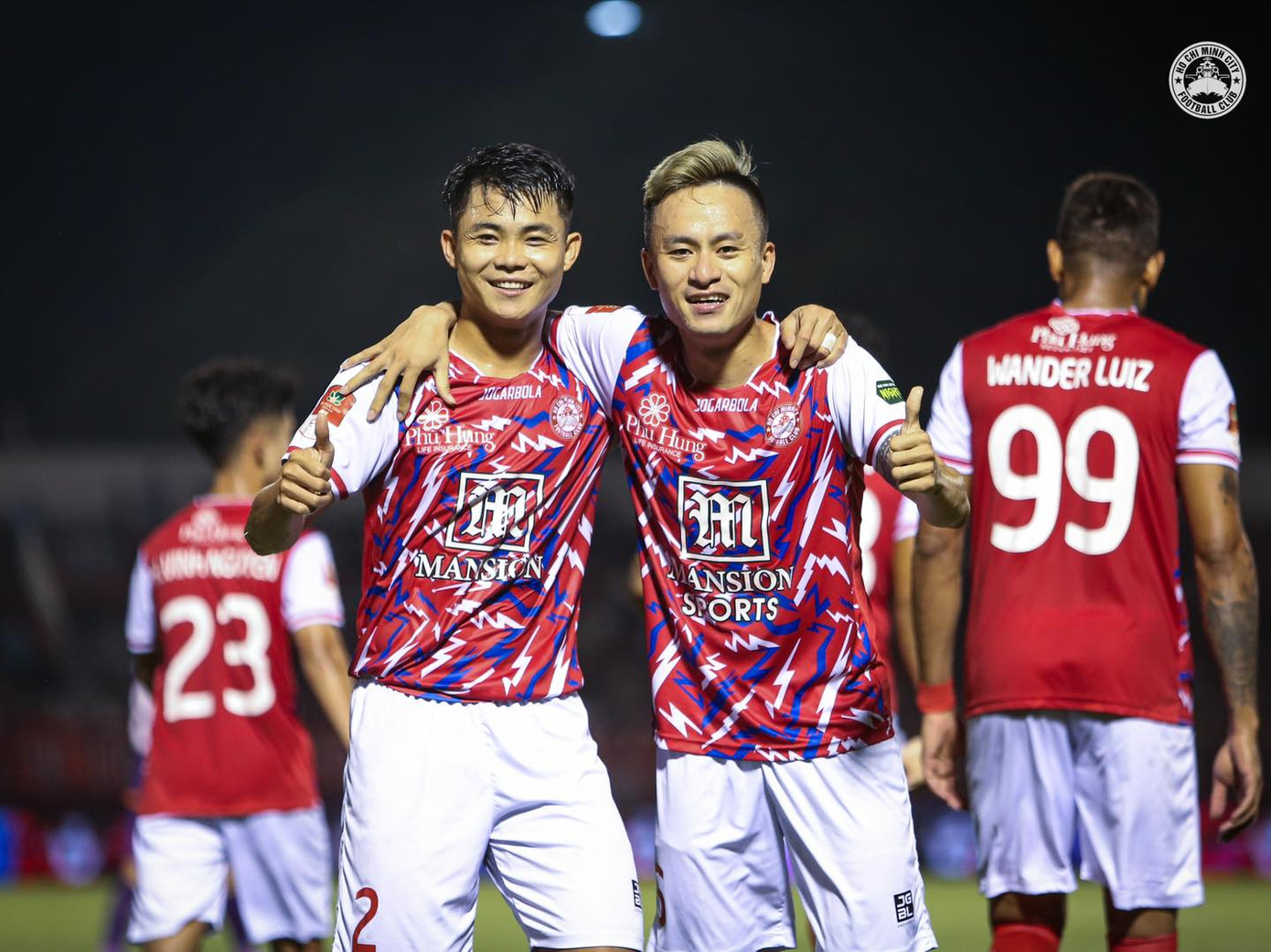 Huy Toàn (phải) rời TPHCM sau hơn 3 mùa giải gắn bó Huy Toàn (phải) rời TPHCM sau hơn 3 mùa giải gắn bó